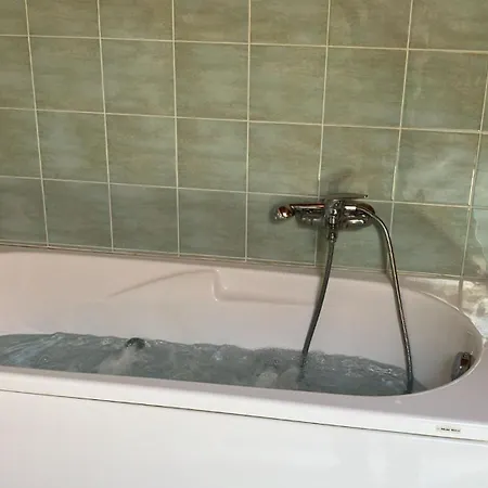 Comodo A Stazione Autostrada Ed Autodromo, 5 Posti Letto Con Garage Διαμέρισμα *