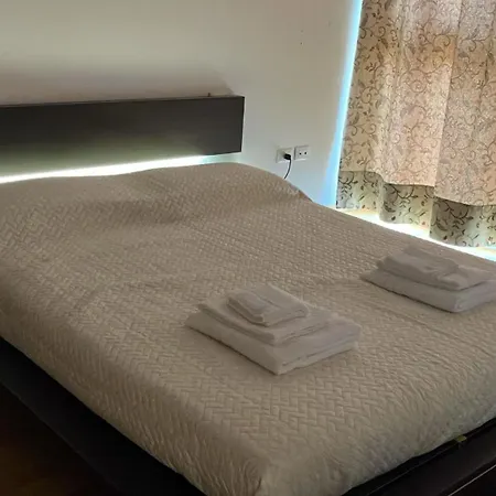 Comodo A Stazione Autostrada Ed Autodromo, 5 Posti Letto Con Garage *